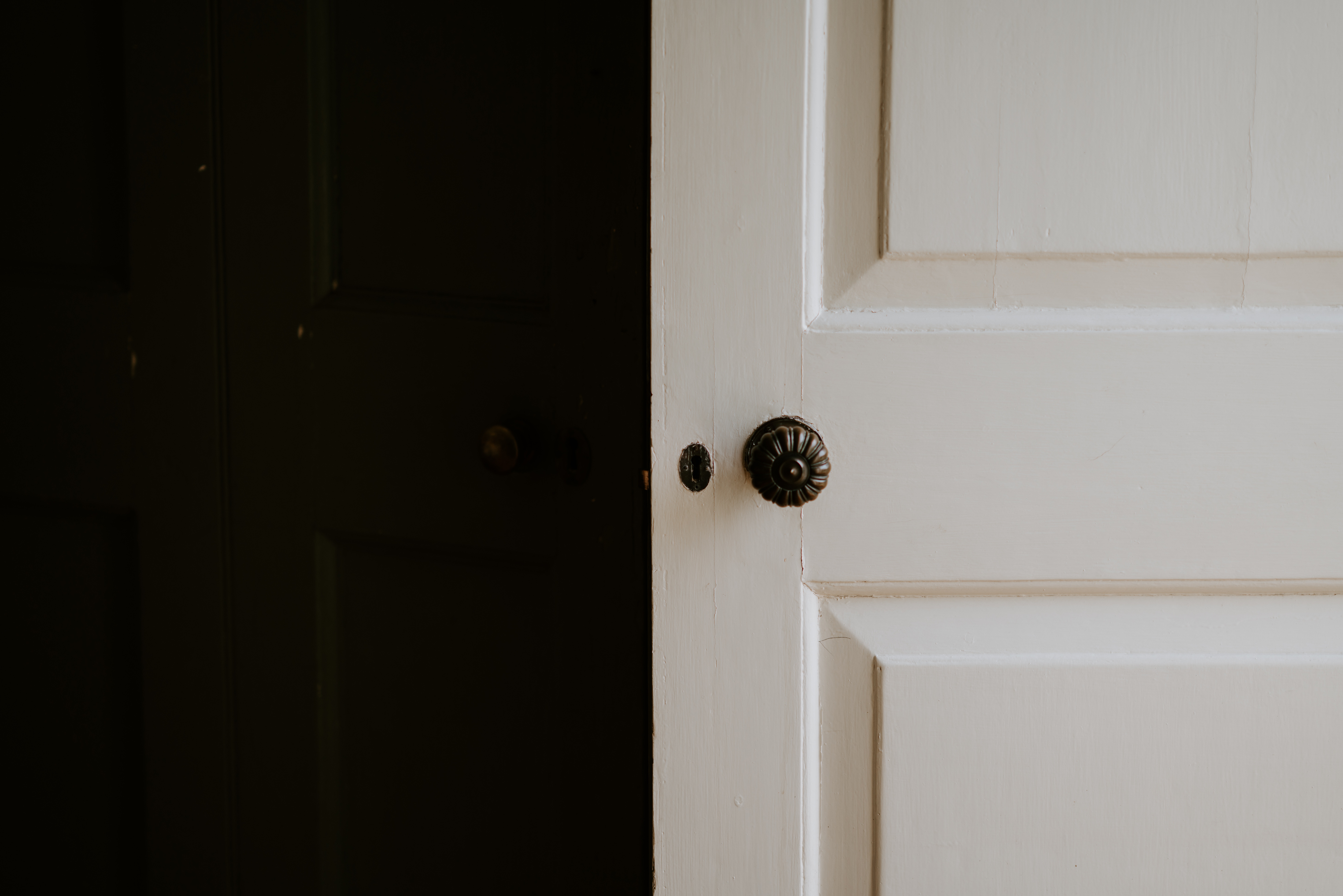 Dlaczego warto montować drzwi przesuwne w domu?
