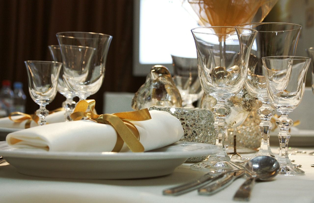 Zdobione czy białe – jakie talerze umieścić na świątecznym stole?