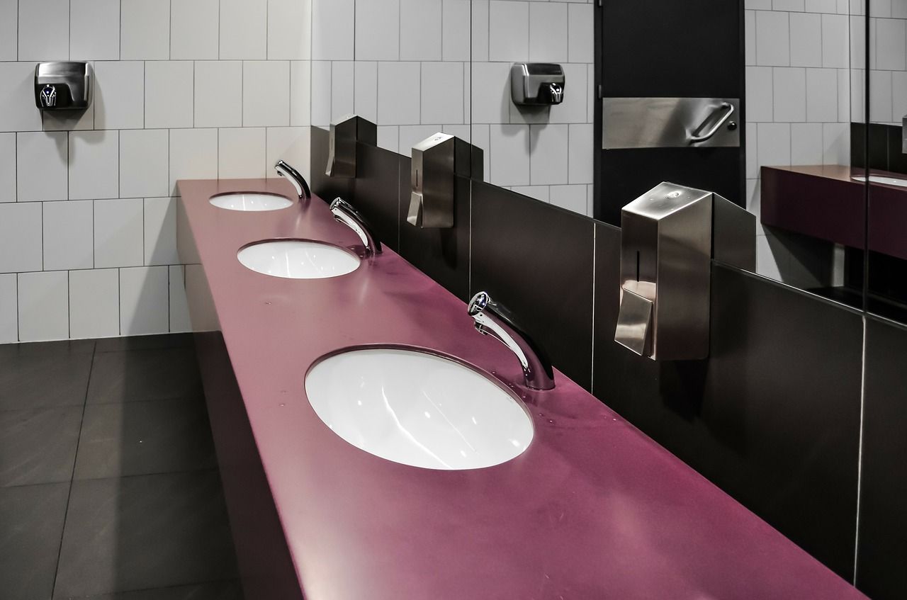 Jak powinna być dostosowana łazienka przeznaczona do publicznego użytku?