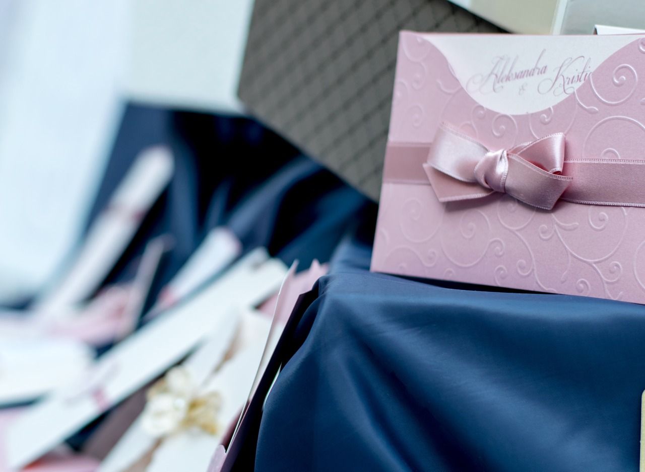 Popularne wzory zaproszeń ślubnych – co jest modne?