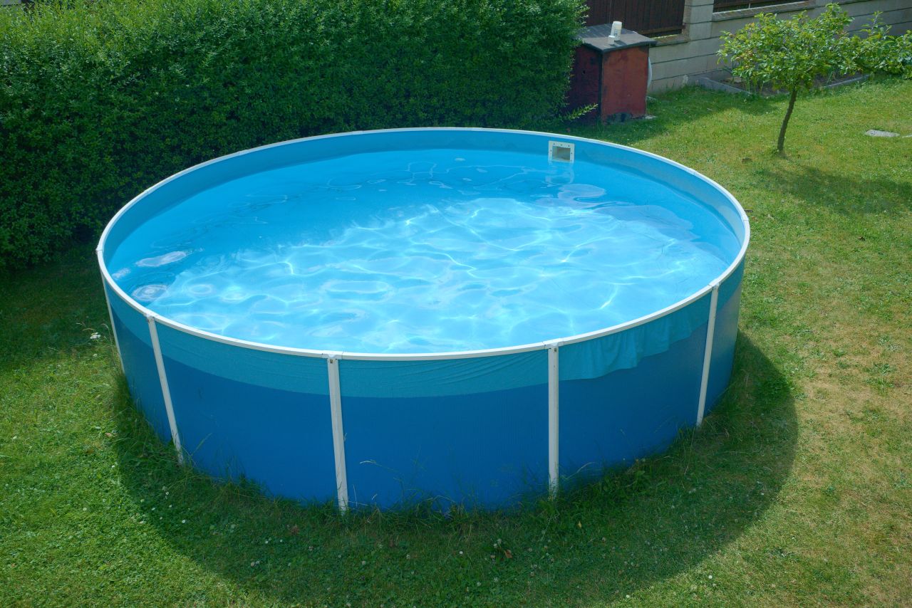 Jakie są przydatne wskazówki dotyczące utrzymania basenu w ogrodzie?