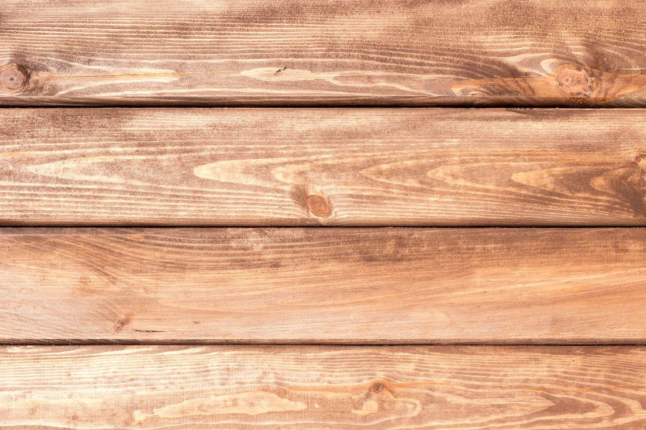 Jakie środki są najczęściej stosowane do pokrycia drewna?